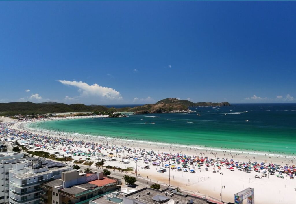 Vista aérea de Cabo Frio com destaque para pousadas mais bem avaliadas no Google em 2025