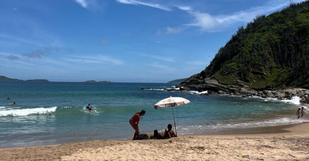 Vista aérea das melhores praias de Búzios em 2025, mar azul cristalino e cenário paradisíaco.