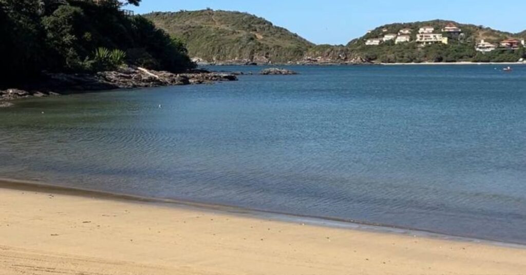 Praia da Ferradura em Búzios RJ, ideal para famílias com crianças e esportes náuticos leves.