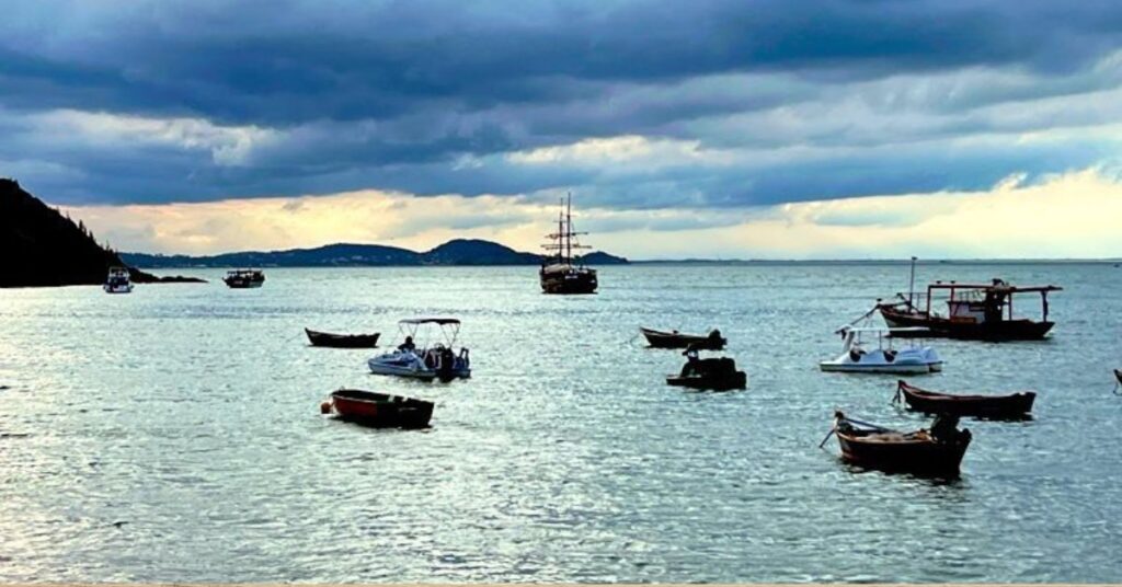Vista da Praia da Tartaruga em Búzios, mar calmo e águas mornas ideais para snorkeling.