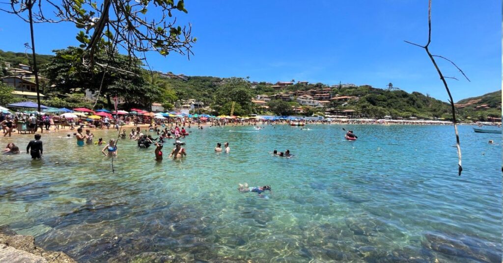 Turistas aproveitando a Praia João Fernandes em Búzios, uma das mais famosas da península.