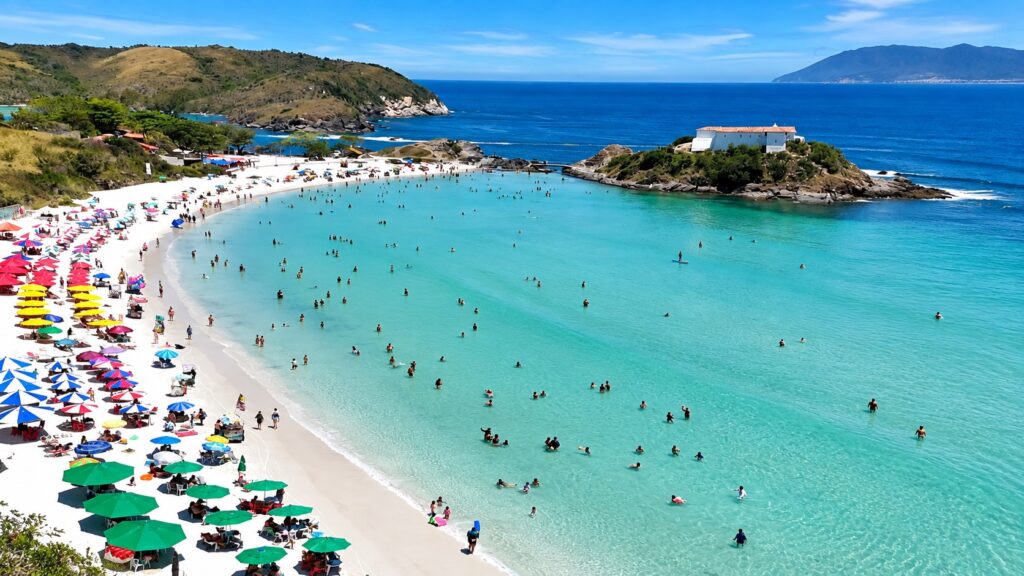 Vista aérea da Praia do Forte, em Cabo Frio, com mar azul e faixa de areia branca